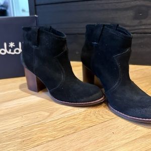 Splendid black suede pull on ankle booties with block heel. Size 7